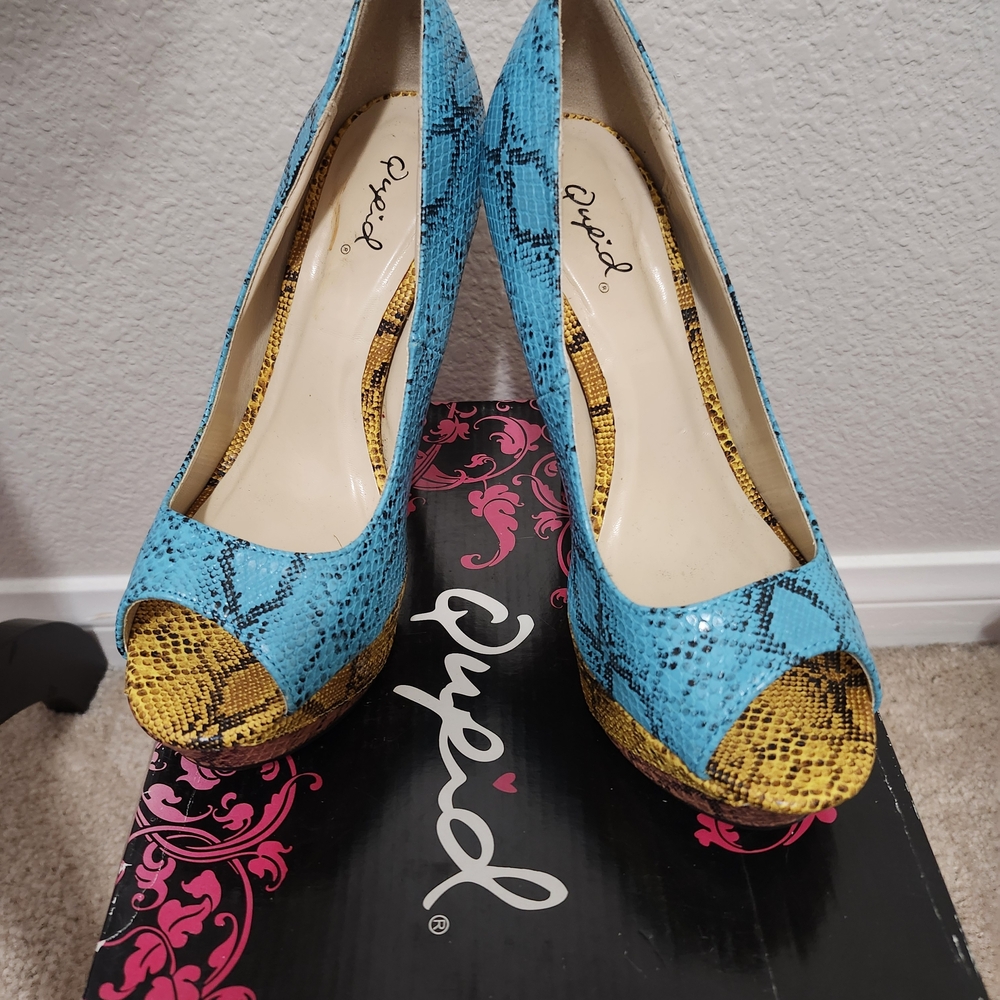 Qupid Women's Blue and Yellow Peep Toe Heels